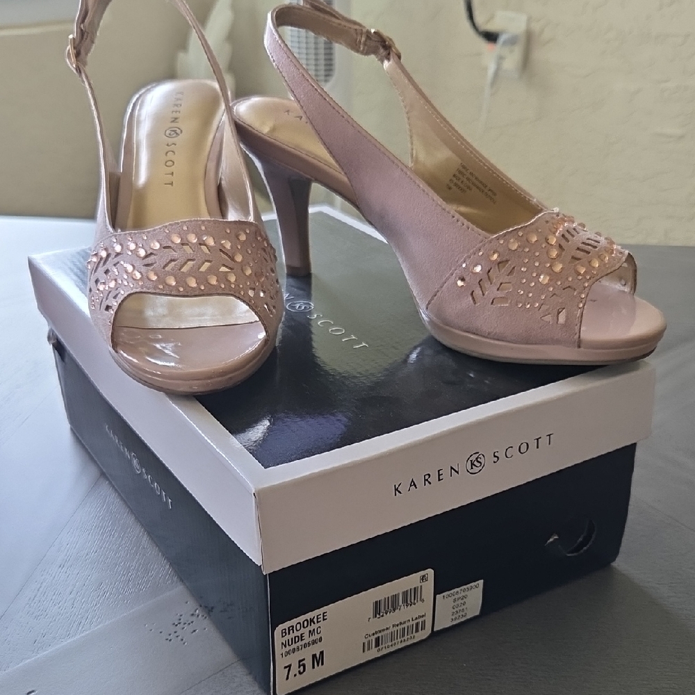 Karen Scott Cream Slingback Heels with Perforated Design